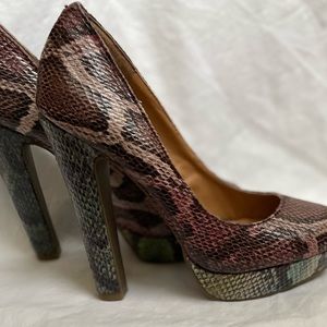 Sz 6.5 cosmopolitan jackie multicolor snake embossed platform heels pumps